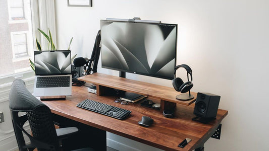 Workspace tour: Een minimalistische setup van Renz Sadiwa waar je iedere dag van de week zou willen werken