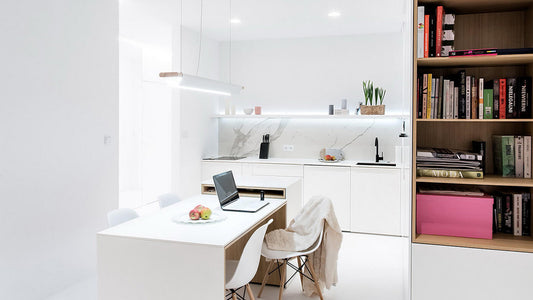 Hometour: Ben je fan van een minimalistisch interieur? Dan is dit poolse appartement iets voor jou